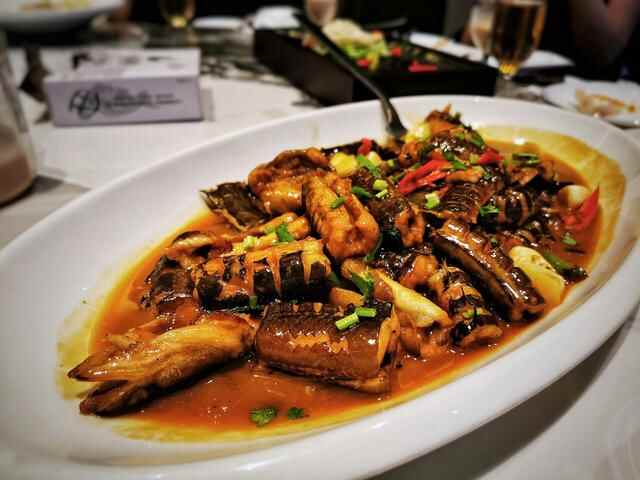 青岛崂山区海边这家餐厅，老字号的鲁菜，体会吃肉的乐趣