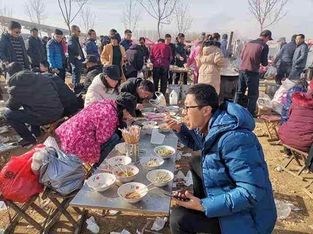 我去尝了尝泊里大集的馇锅子
