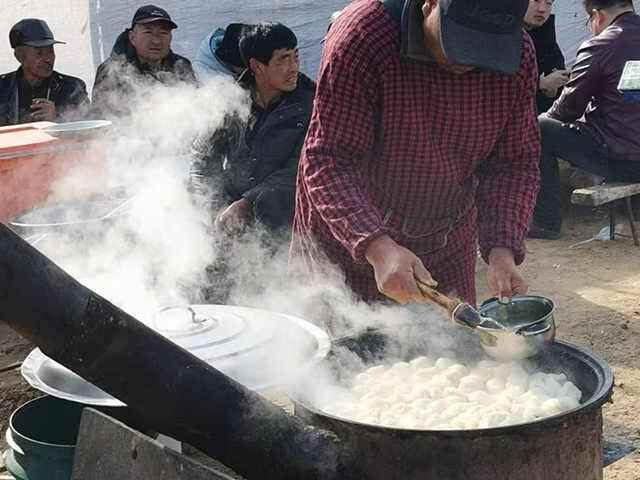 我去尝了尝泊里大集的馇锅子