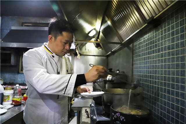 韩国到崂山18年爱情矢志不渝，崂山炖鸡结合韩国美食秘方创造出独一无二的美味