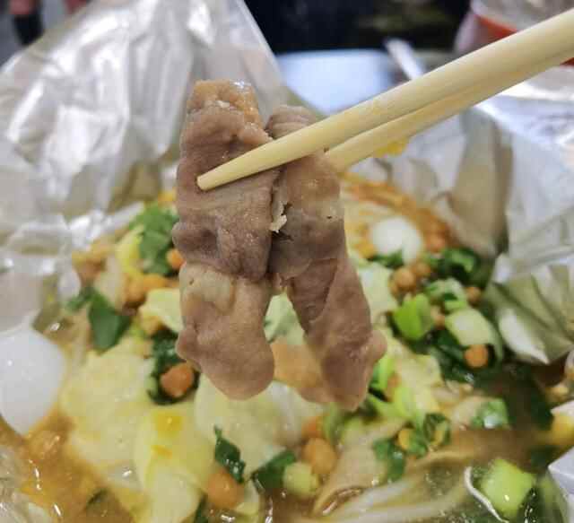 李沧小吃街有名的米粉店，老板娘一个人，服务基本靠自助