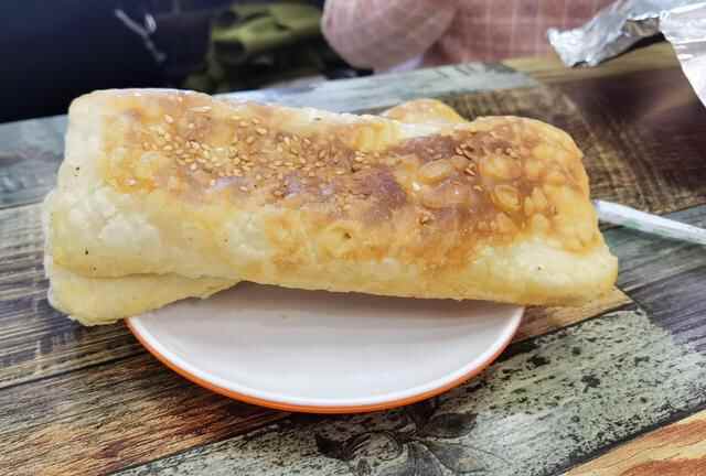 李沧小吃街有名的米粉店，老板娘一个人，服务基本靠自助
