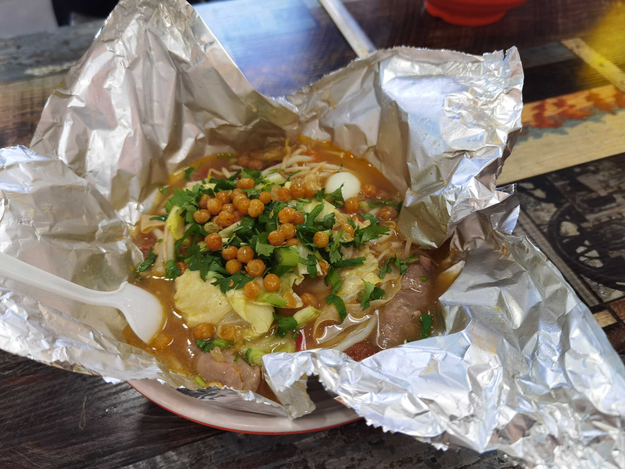 李沧小吃街有名的米粉店，老板娘一个人，服务基本靠自助