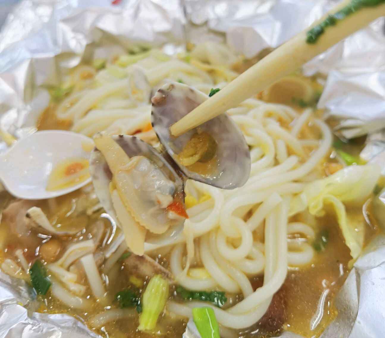 李沧小吃街有名的米粉店，老板娘一个人，服务基本靠自助