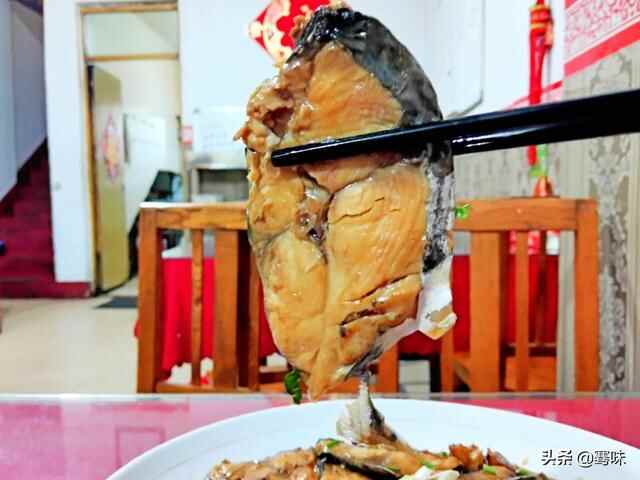 在黄岛区寻一家2004年开的老店，58元烧一条大鲅鱼