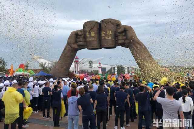美酒美食任君享，花海华灯尽情赏！金沙滩啤酒城开城，开启24天“欢动”模式
