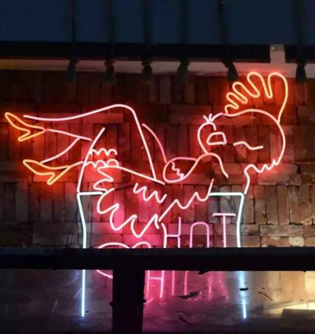 胶州路上惊现粉色烤鸡店，快去吃鸡！