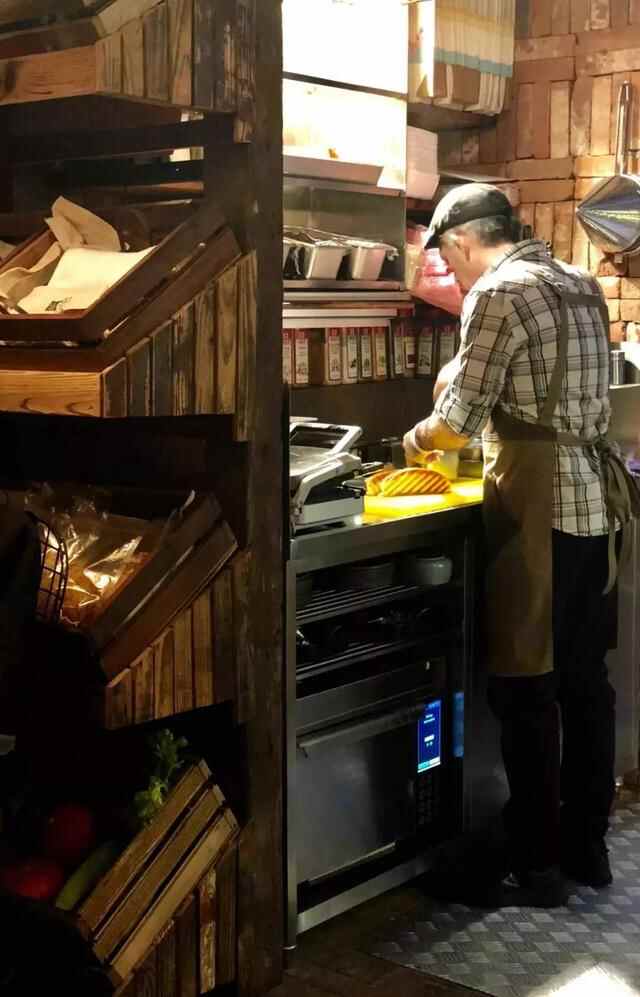 胶州路上惊现粉色烤鸡店，快去吃鸡！