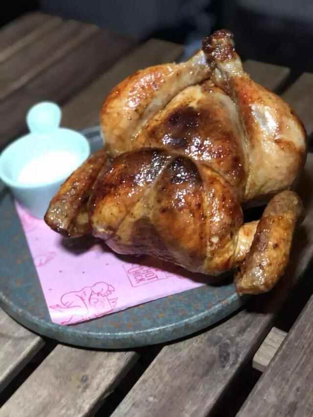 胶州路上惊现粉色烤鸡店，快去吃鸡！