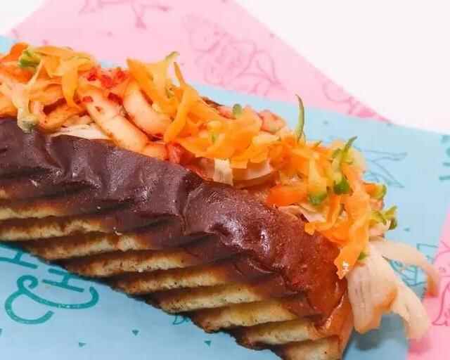 胶州路上惊现粉色烤鸡店，快去吃鸡！