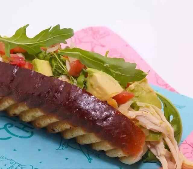 胶州路上惊现粉色烤鸡店，快去吃鸡！
