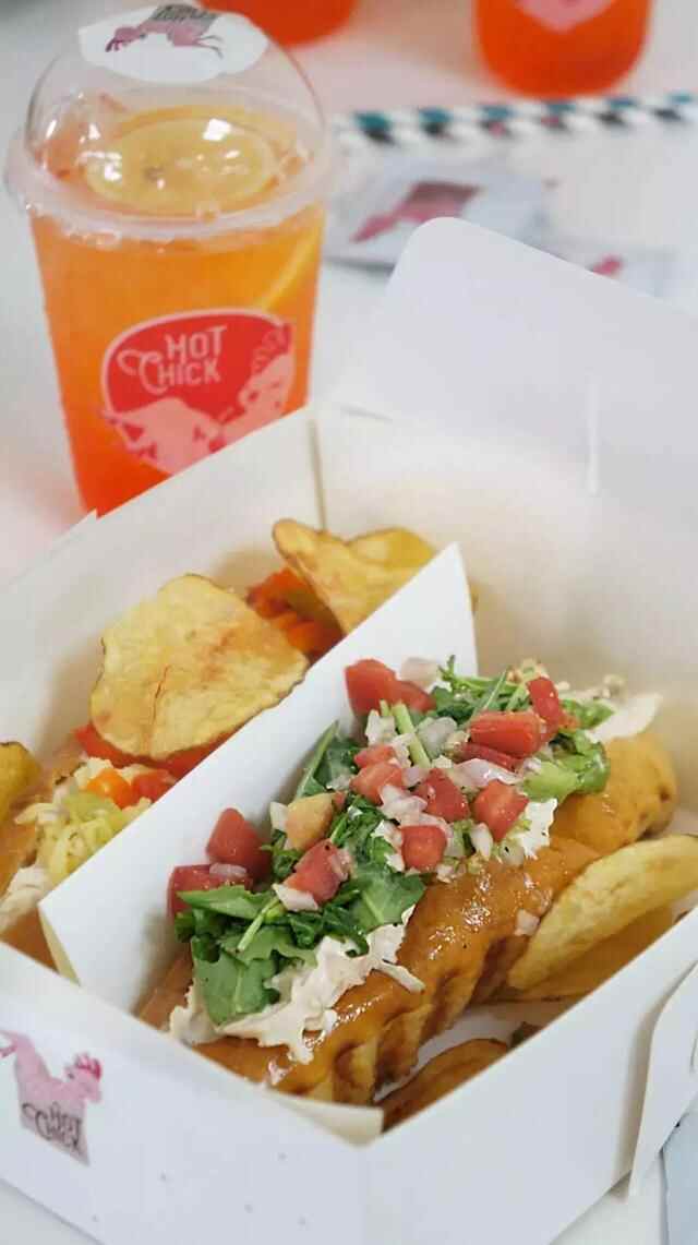 胶州路上惊现粉色烤鸡店，快去吃鸡！