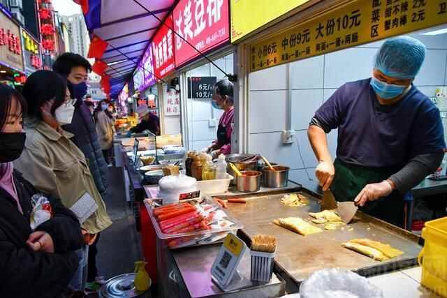 李村古镇路美食街 这里的美味小吃让人眼花缭乱