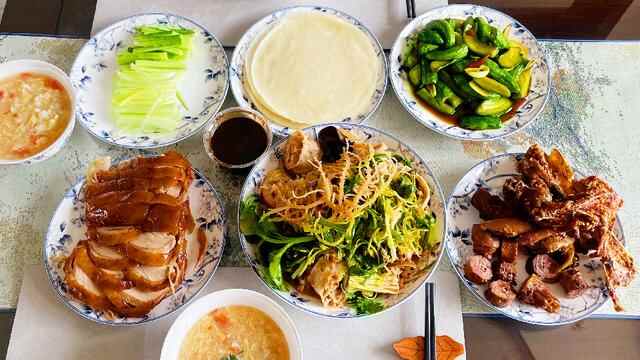 青岛一家3口的午餐4个菜在朋友圈火了，网友：好想去你家蹭饭