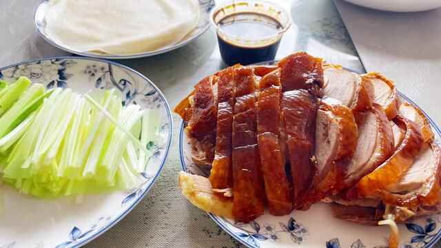 青岛一家3口的午餐4个菜在朋友圈火了，网友：好想去你家蹭饭