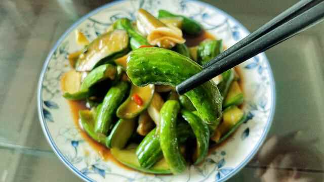 青岛一家3口的午餐4个菜在朋友圈火了，网友：好想去你家蹭饭