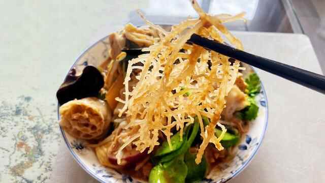 青岛一家3口的午餐4个菜在朋友圈火了，网友：好想去你家蹭饭