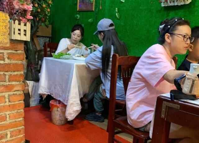 青岛这家小店，只有6张桌子5个菜，天天排队等位，一个人不让吃