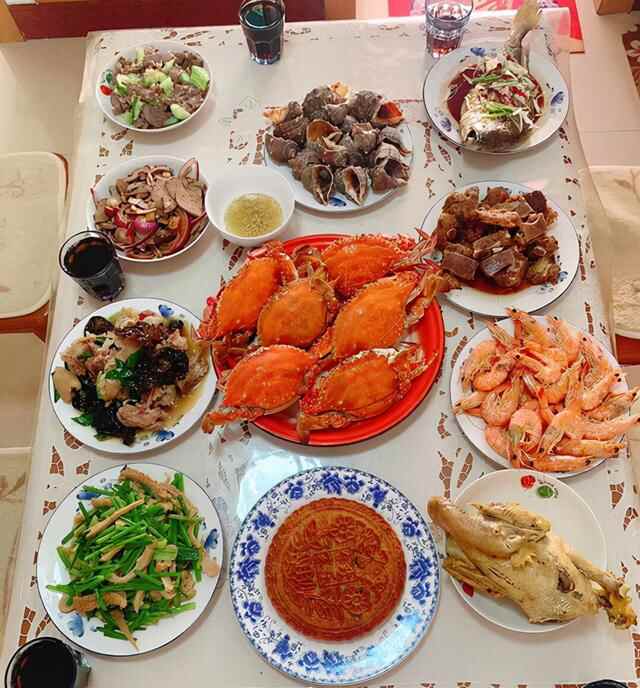 青岛一家四口中秋晚餐，在朋友圈火了，网友：抠门，如此招待公婆