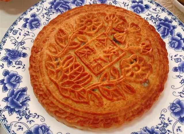 青岛一家四口中秋晚餐，在朋友圈火了，网友：抠门，如此招待公婆