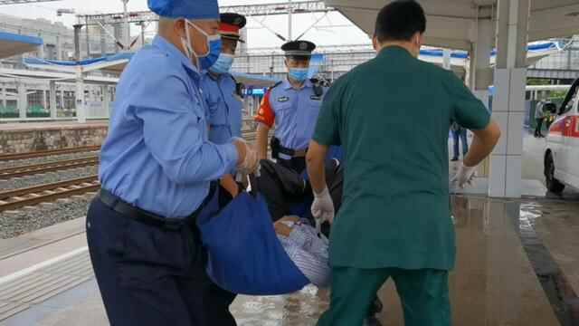 淄博火车站一旅客突发病 客运人员紧急救助
