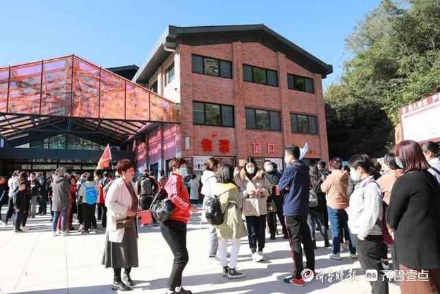 博山红叶柿岩的红叶红了！莫负时光，共赴醉美“柿岩红”