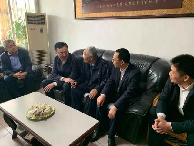 周村区委主要负责同志走访慰问老干部