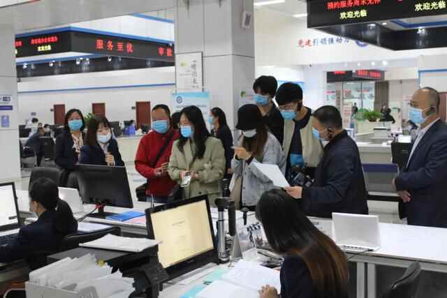 淄博媒体记者团走进高青县行政审批服务局