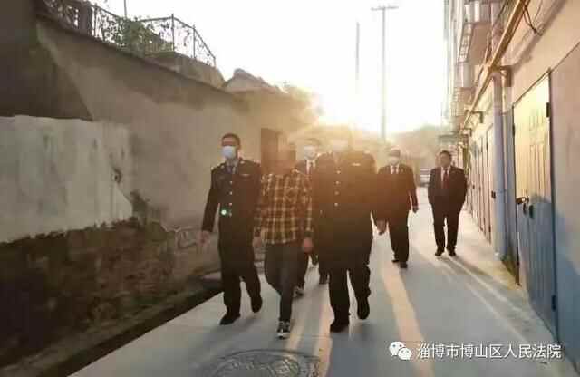 凌晨5点，淄博多人被带走