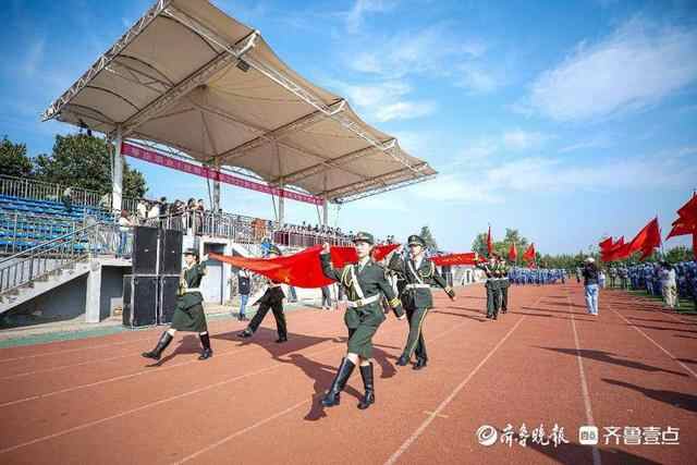 枣庄职业（技师）学院举行2021级新生军训汇报暨开学典礼