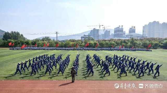 枣庄职业（技师）学院举行2021级新生军训汇报暨开学典礼