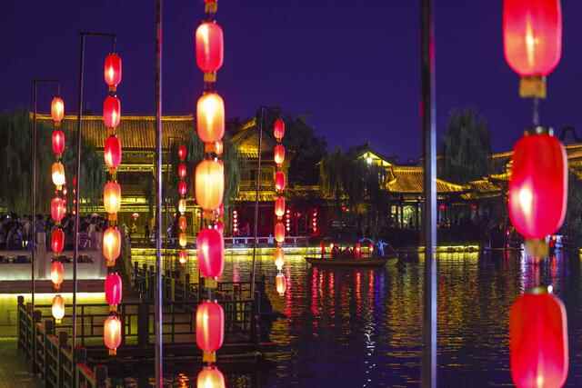 山东台儿庄古城：假期点亮“夜经济”