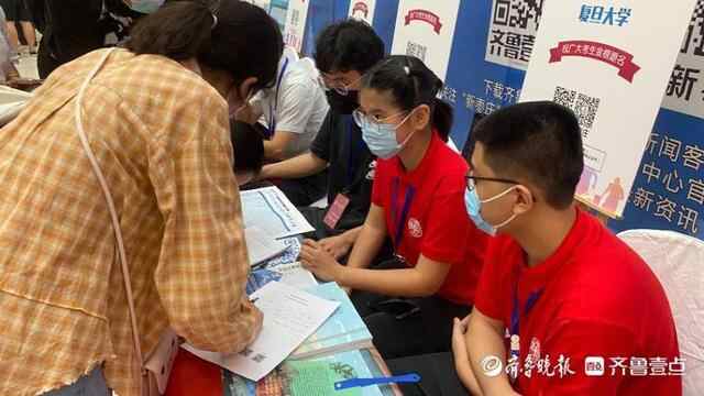 现场“支招”，枣庄高招会热闹非凡，这几所大学成“香饽饽”