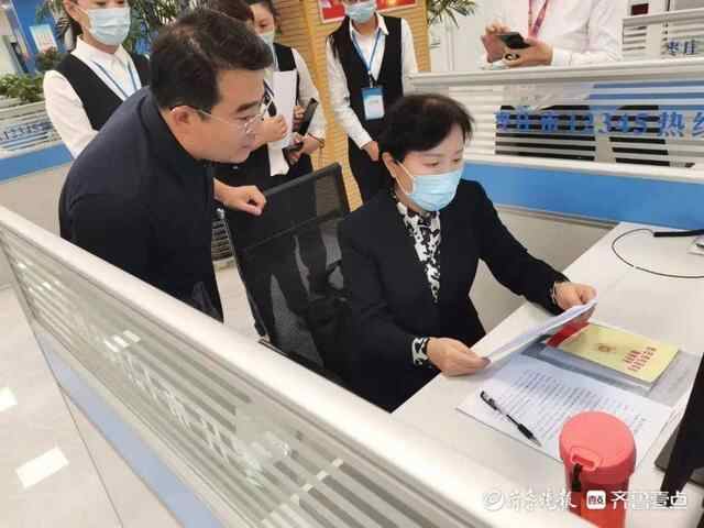 枣庄市民政局局长孟文到12345市长热线受理中心接听群众来电