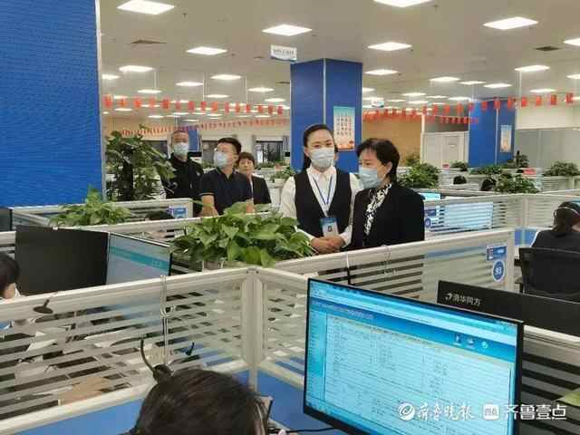 枣庄市民政局局长孟文到12345市长热线受理中心接听群众来电