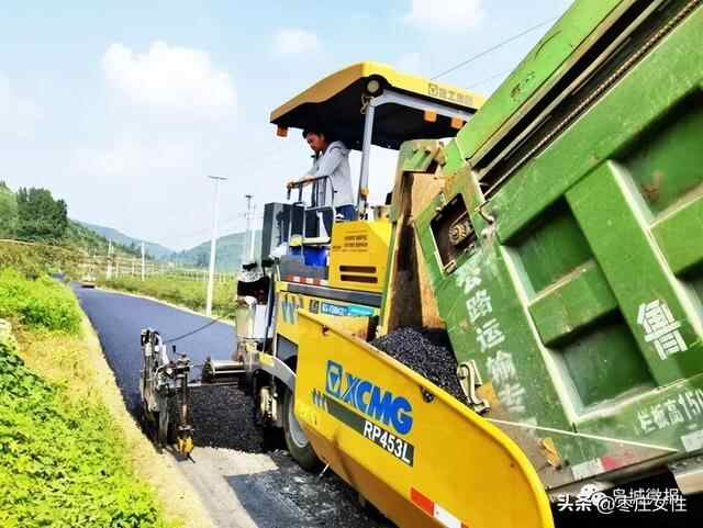 他，受到山亭区委区政府表扬