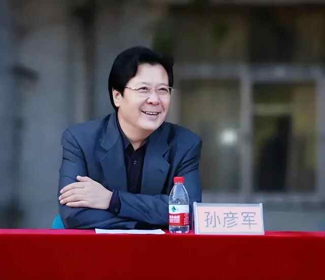 台儿庄会战张自忠树威：忍痛**强奸民女的手下爱将