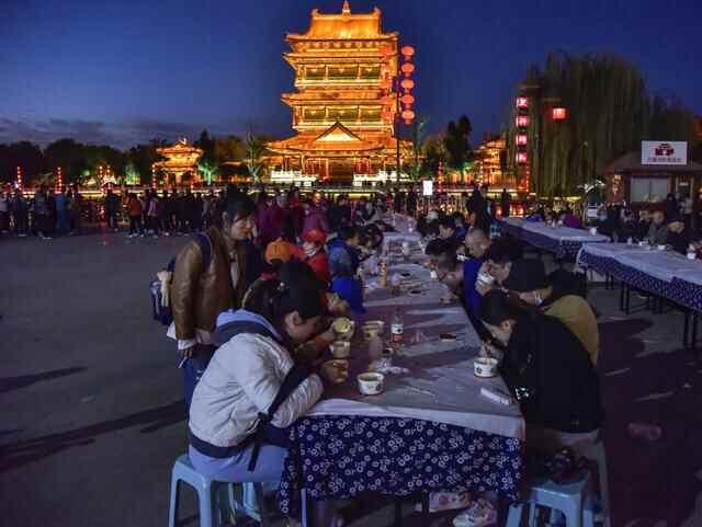 金秋寻梦！＂一碗黄花牛肉面＂为台儿庄古城带来了一场旅游热潮！