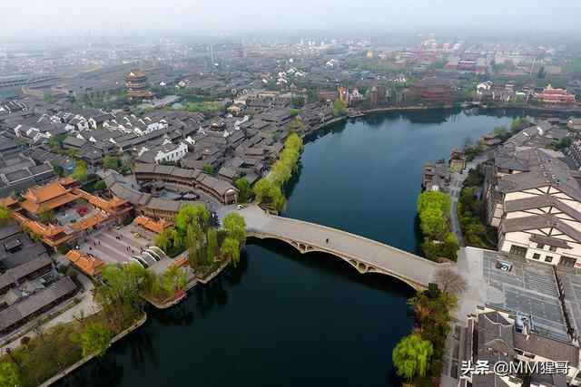 枣庄市台儿庄区，位于山东、江苏两省交界，拥有台儿庄古城景区