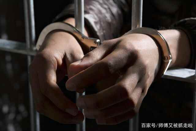 滕州警方通报学生校门口被殴打，警方对嫌疑人做出了什么处罚？