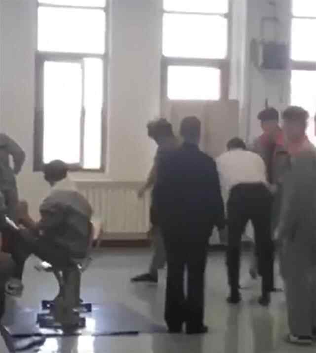 网传山东枣庄一职院老师殴打学生，当地人社局已介入