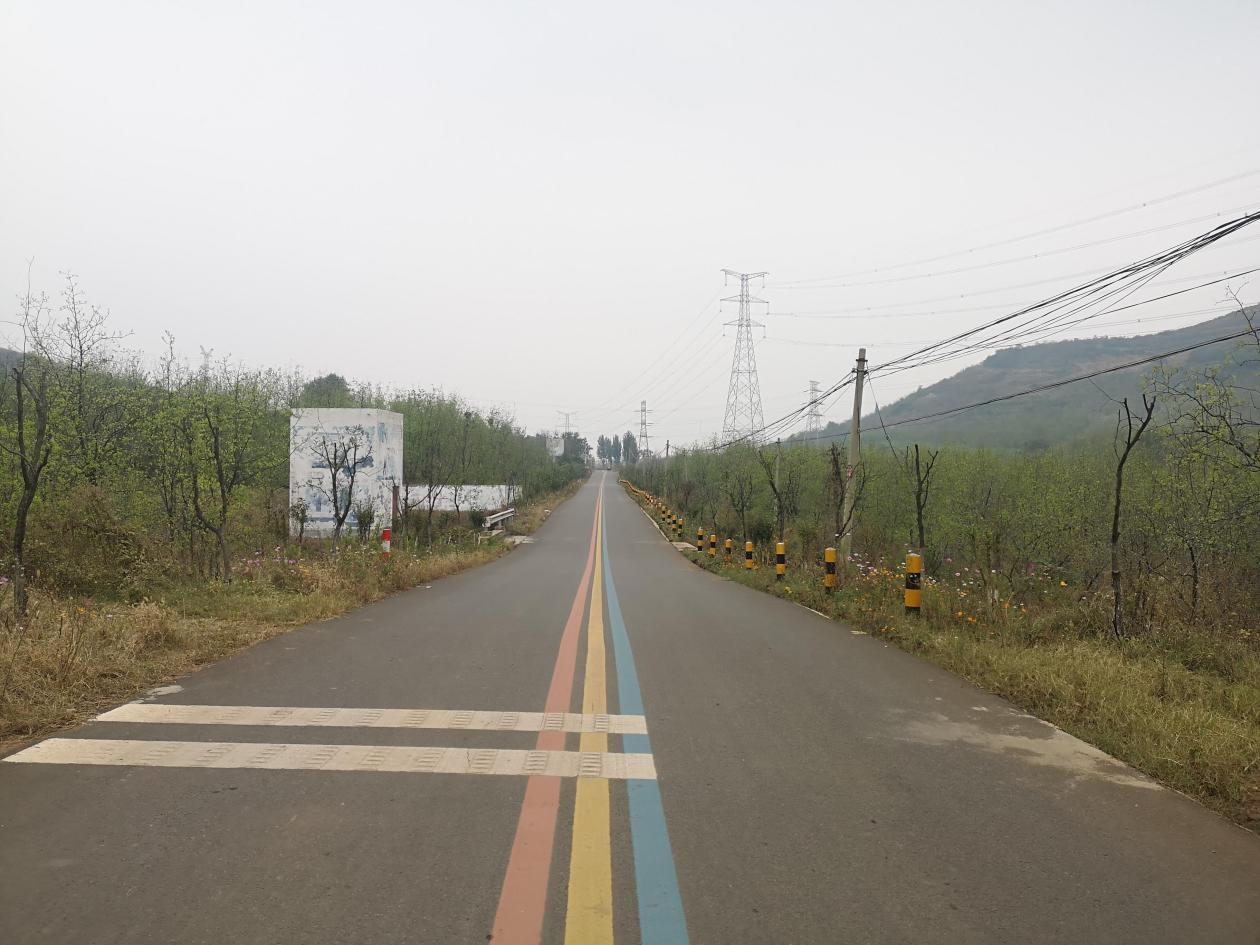 峄城区阴平镇将水泥路修到群众家门口