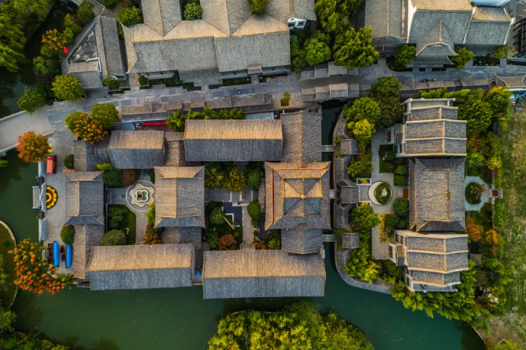 漫游江北水乡，沉醉在古城如画的秋景中……