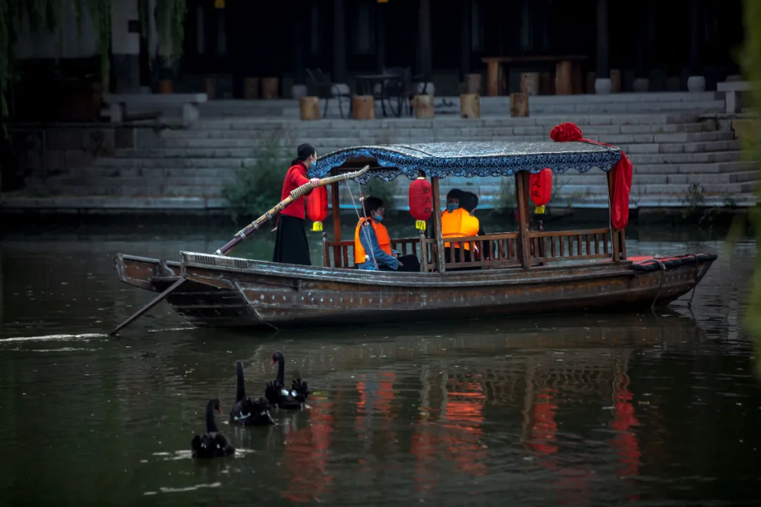 漫游江北水乡，沉醉在古城如画的秋景中……