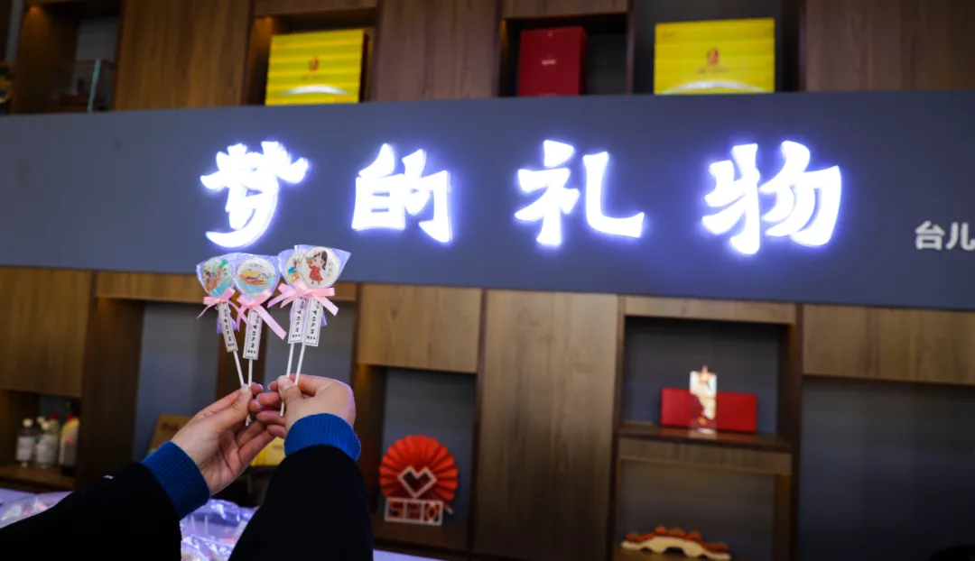 台儿庄古城文创上新了 | “小庄主”和“船妹子”的高甜时刻！