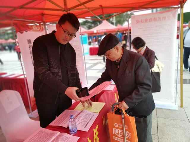 薛城区委统战部开展“我为群众办实事 志愿服务暖人心”赶大集活动