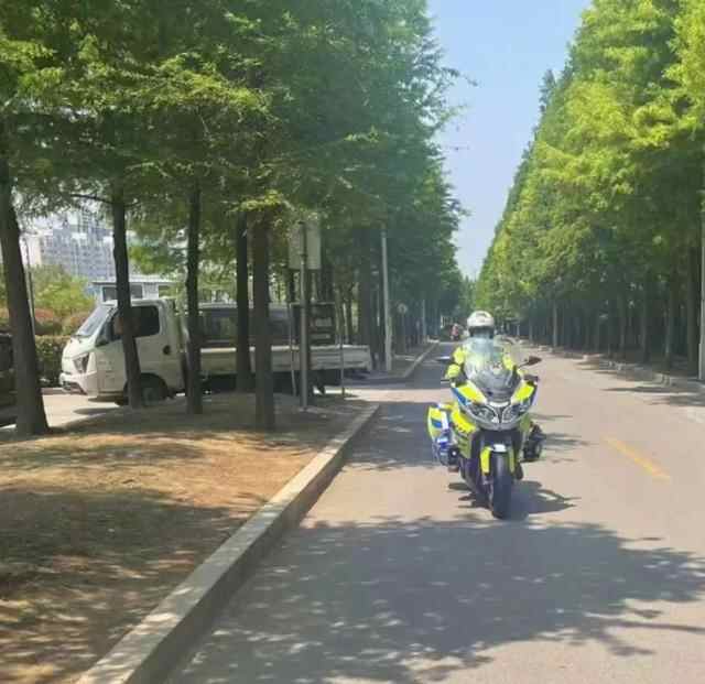 枣庄交警积极做好创城迎检工作