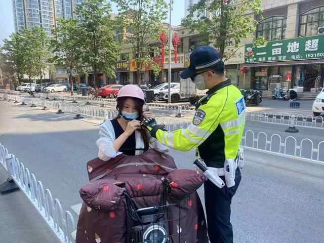 枣庄交警积极做好创城迎检工作