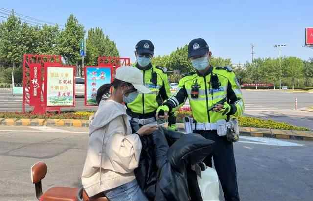 枣庄交警积极做好创城迎检工作