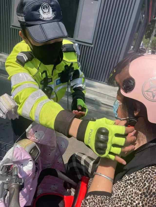 枣庄交警积极做好创城迎检工作